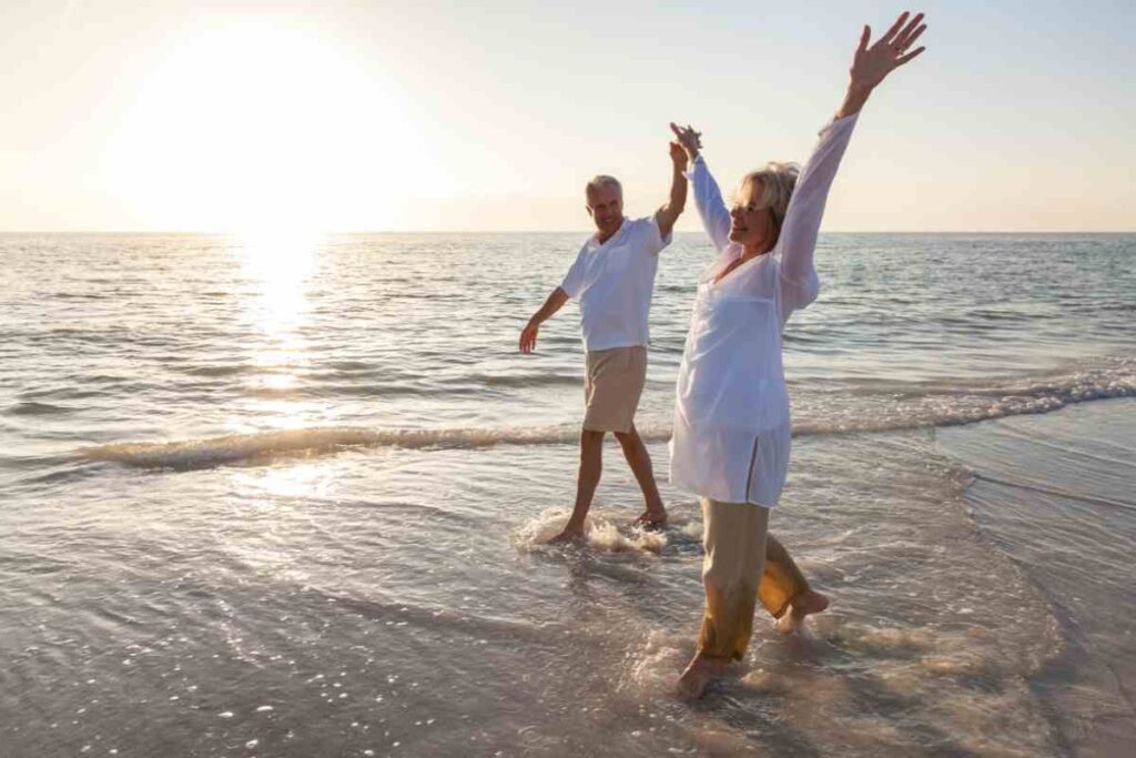 Questo Paese è l'El Dorado per i pensionati: qui con 800 euro al mese fai una vita da re 1 Coppia anziani mare