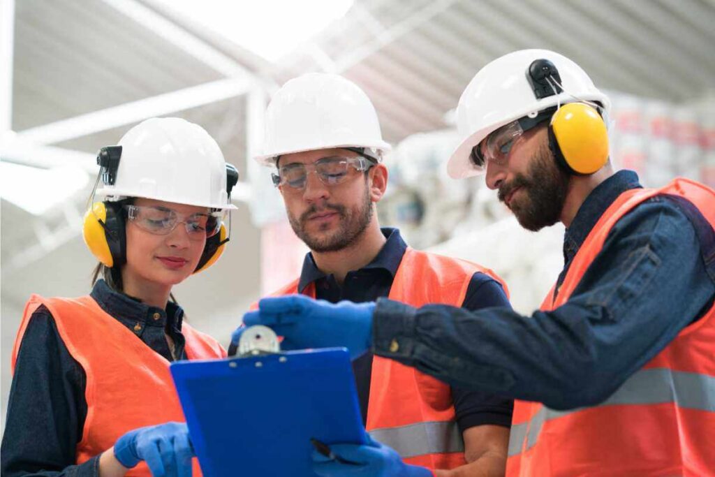 In Italia mancano tutti questi operai, questi lavoratori sono richiestissimi: perché non si trovano 1 Operai