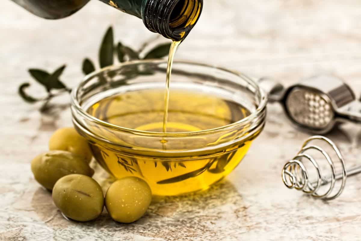 Non farlo mai con l’olio d’oliva, gli esperti avvertono: un’abitudine pericolosa 2 abitudine pericolosa con olio extra vergine d'oliva