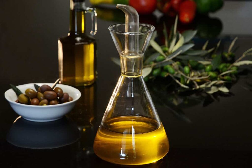 Non farlo mai con l’olio d’oliva, gli esperti avvertono: un’abitudine pericolosa 1 abitudine pericolosa con olio extra vergine d'oliva