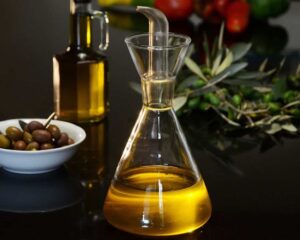 Non farlo mai con l’olio d’oliva, gli esperti avvertono: un’abitudine pericolosa 1 abitudine pericolosa con olio extra vergine d'oliva