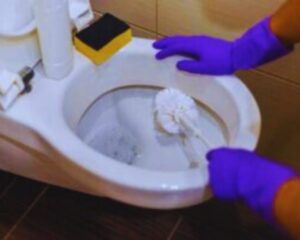 Se pulisci ancora il WC così, stai solo perdendo tempo: prova questo consiglio geniale e ringraziami dopo 1 pulizia del bagno