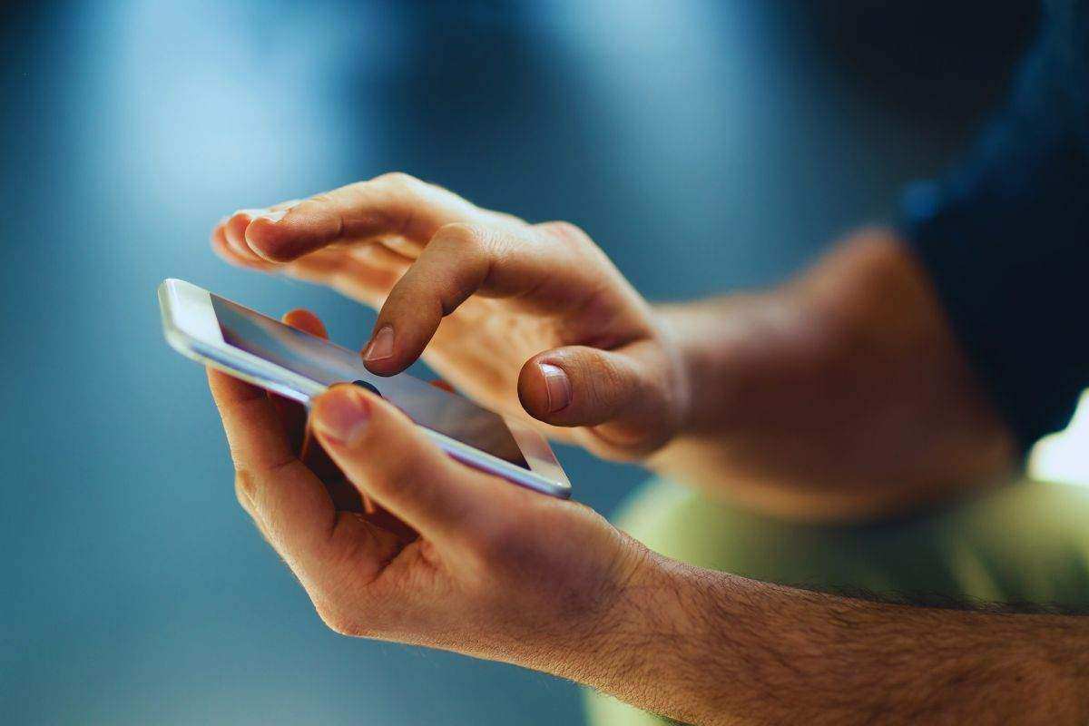 Panico su WhatsApp, utenti sotto attacco: ecco la truffa informatica che nessuno riesce a fermare 2 Panico su WhatsApp, utenti sotto attacco: la truffa informatica
